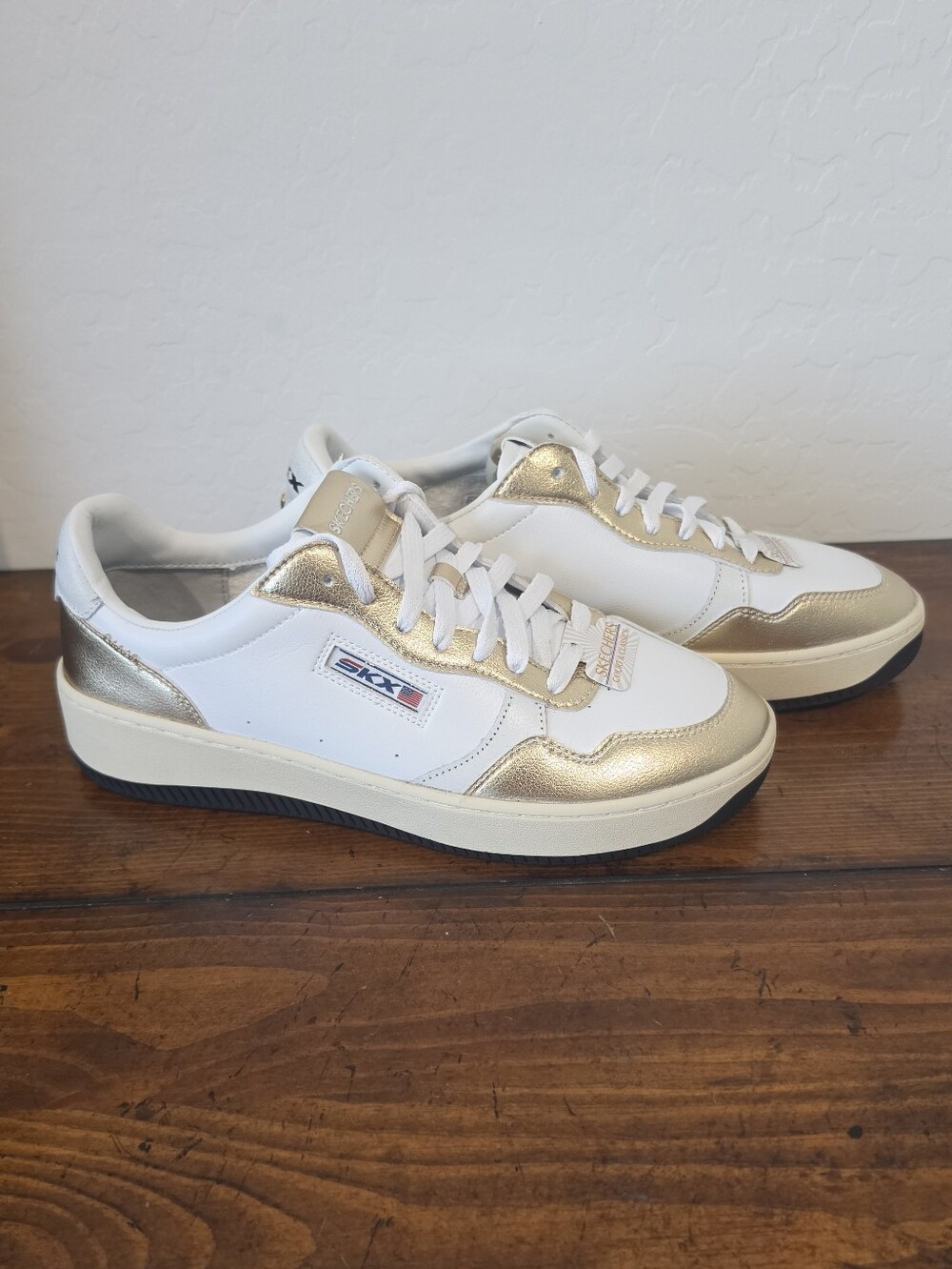 NWT Skechers Sport Court 2.0 Much Metallic Sneakers White Gold SKX Low Top Sz 9